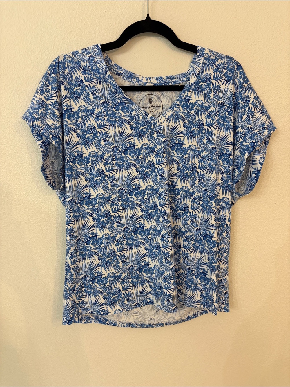 Tommy Bahama Blue and White Floral V-Neck Short Sleeve Top Size Small